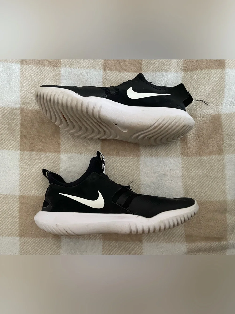 Nike Size 7Y Black & White Athletic Slip-On Trainers (has flaws)